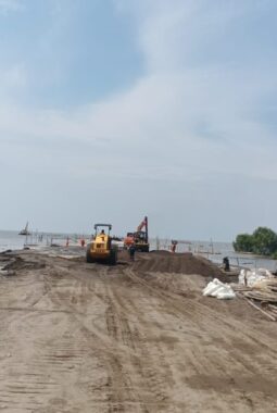 Sungguh Sangat Mantap Cara Kerjanya, PT Aquanur Sinergindo Bebas Keruk Pasir Laut Diduga Secara Ilegal Urug Pesisir Desa Bubun